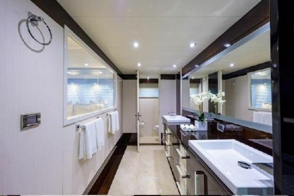 2012 Lazzara Yachts 95