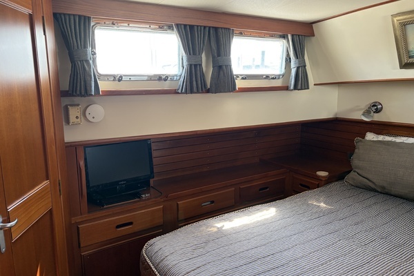 2001 Grand Banks 42