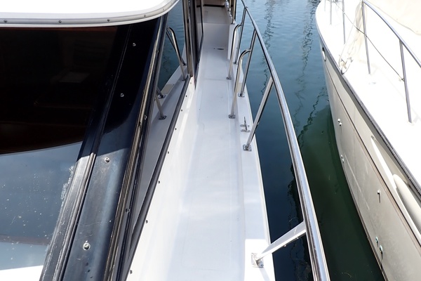 42' Ocean Alexander port side deck1