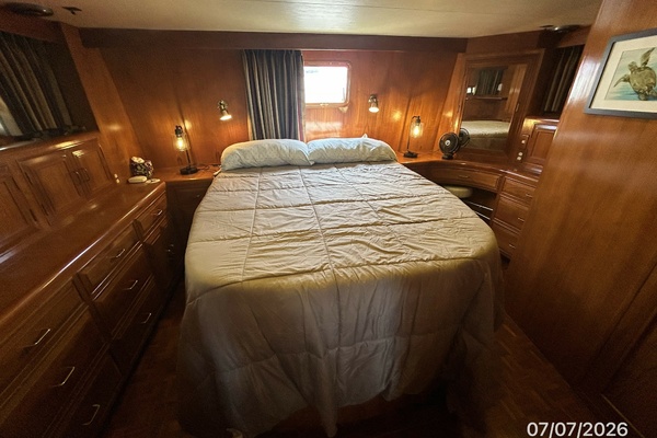 42' Ocean Alexander master stateroom