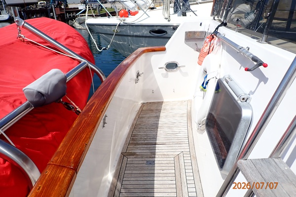 42' Ocean Alexander cockpit port