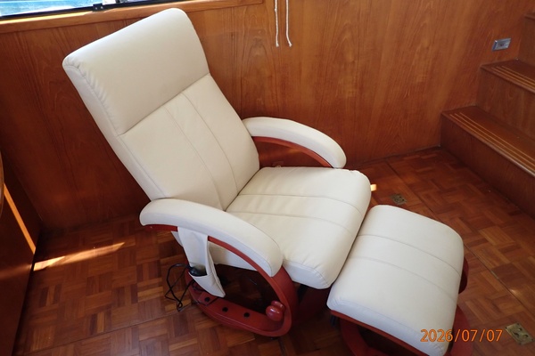 42' Ocean Alexander salon starboard seating