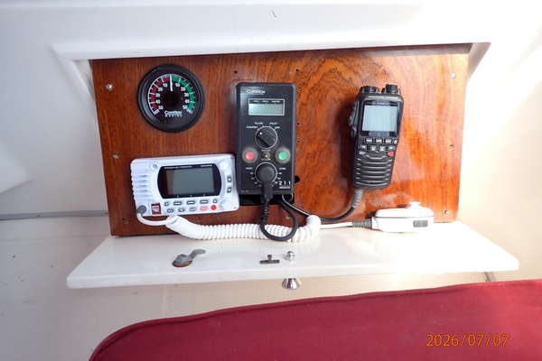 42' Ocean Alexander flybridge electronics