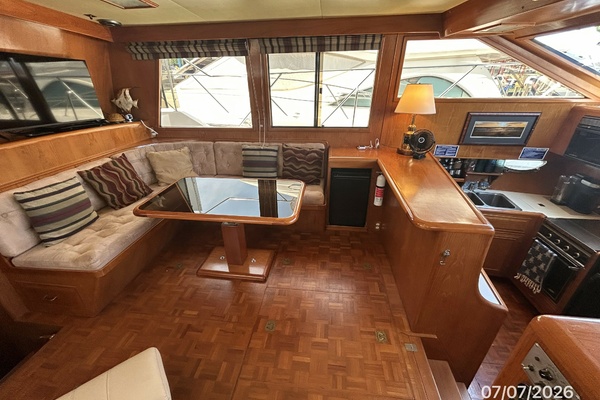 42' Ocean Alexander salon port