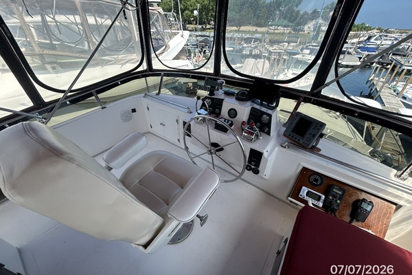 42' Ocean Alexander flybridge helm2