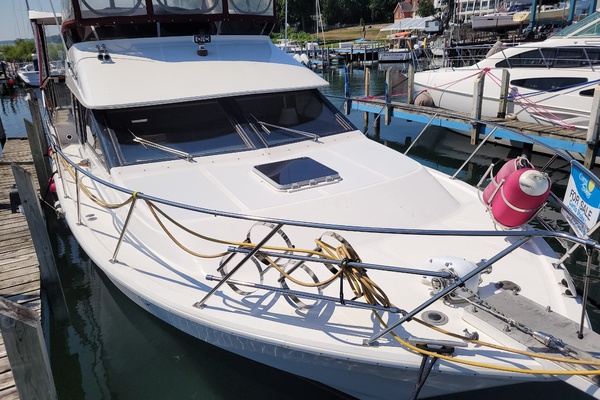 42' Ocean Alexander foredeck aft1