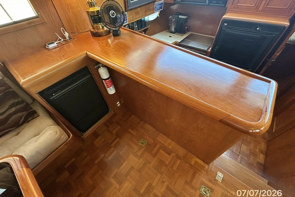 42' Ocean Alexander salon port forward