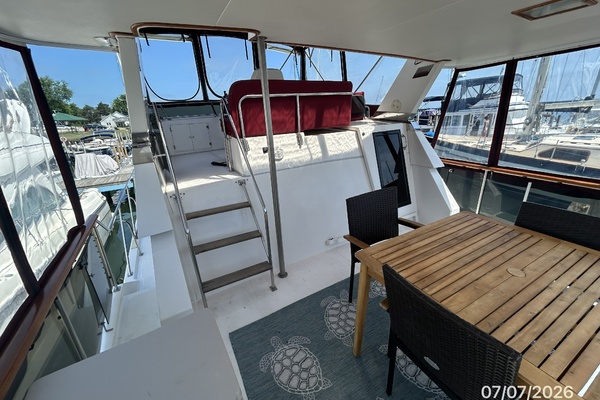 42' Ocean Alexander sundeck forward