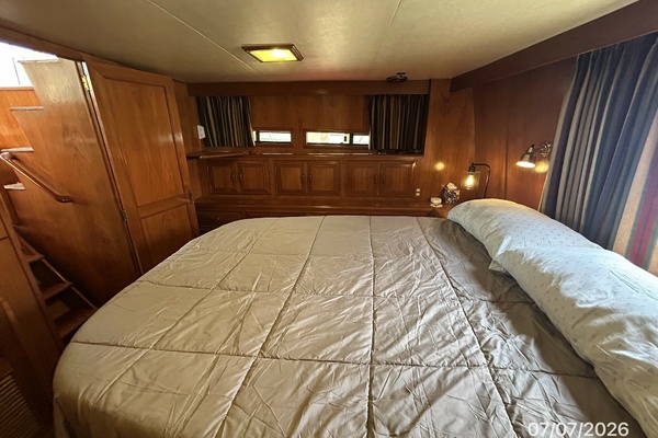 42' Ocean Alexander master stateroom starboard