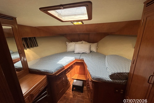 42' Ocean Alexander guest stateroom1