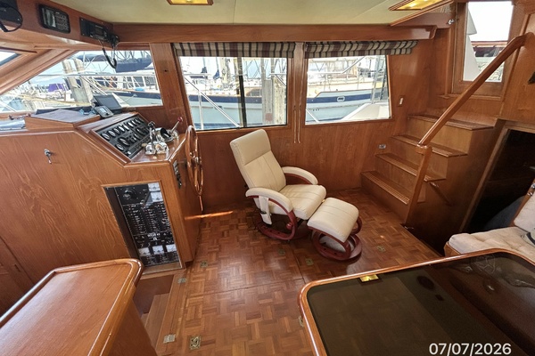 42' Ocean Alexander salon starboard