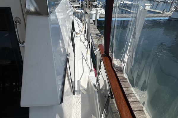 42' Ocean Alexander starboard side deck2