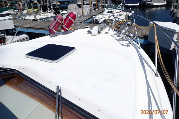 42' Ocean Alexander foredeck