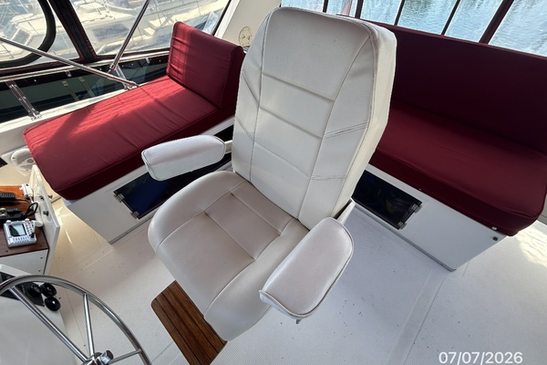 42' Ocean Alexander flybridge helmseat