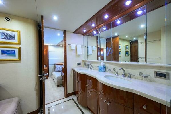 2007 Lazzara Yachts 80
