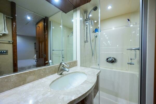 2007 Lazzara Yachts 80