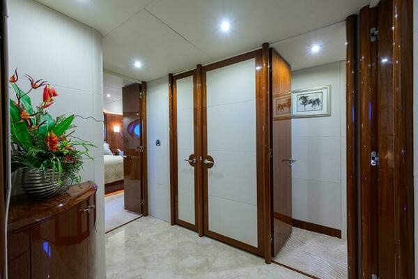 2007 Lazzara Yachts 80