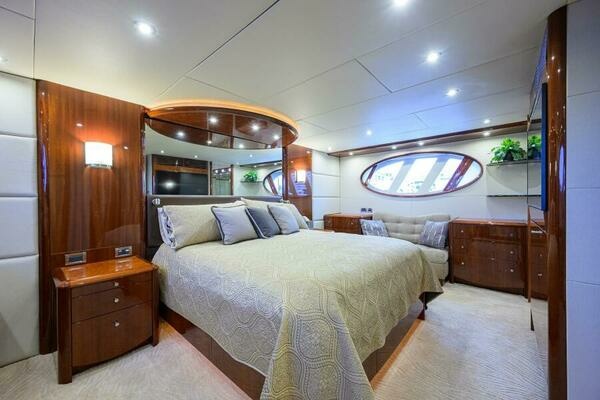 2007 Lazzara Yachts 80