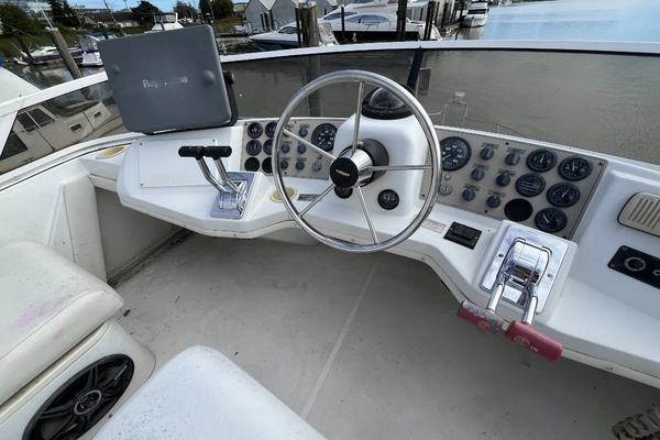 Photo of the 2000 Carver 326