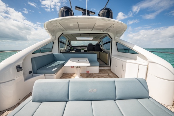 2020 Pershing 62