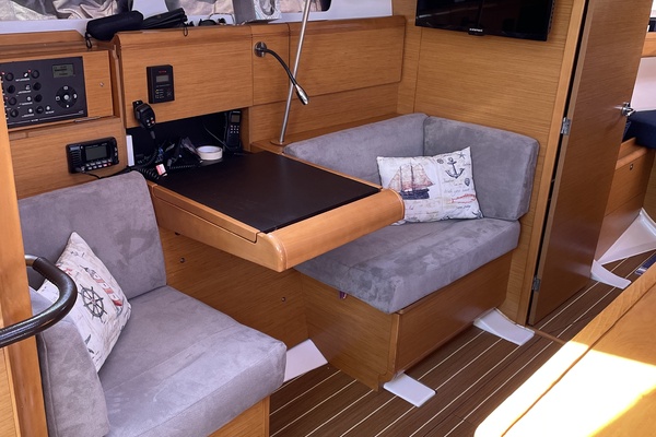 Escape II 40ft Jeanneau Yacht For Sale