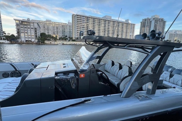 2019 Midnight Express 43