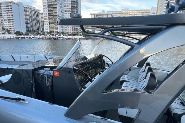 2019 Midnight Express 43