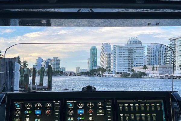 2019 Midnight Express 43