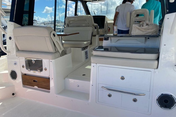 Photo of the 2021 Boston Whaler 405 Conquest