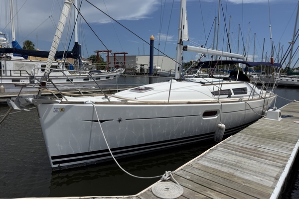 Bonkers 36ft Jeanneau Yacht For Sale