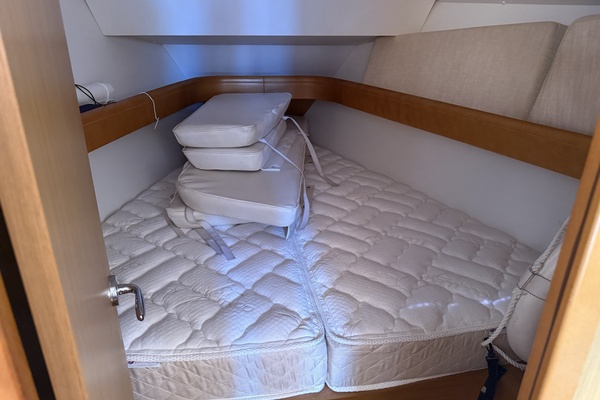 Bonkers 36ft Jeanneau Yacht For Sale