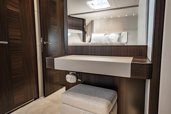2025 Sunseeker 76