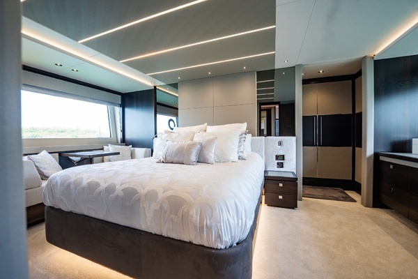 2025 Sunseeker 76