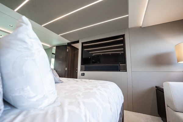 2025 Sunseeker 76