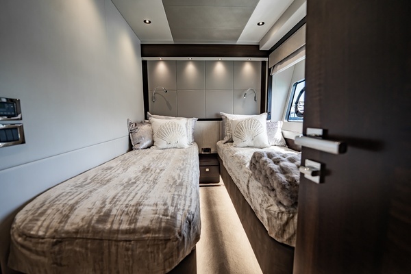 2025 Sunseeker 76