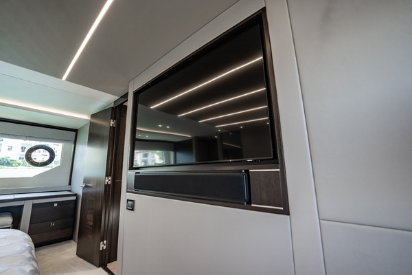 2025 Sunseeker 76