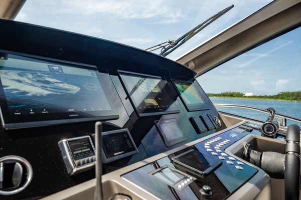 2025 Sunseeker 76