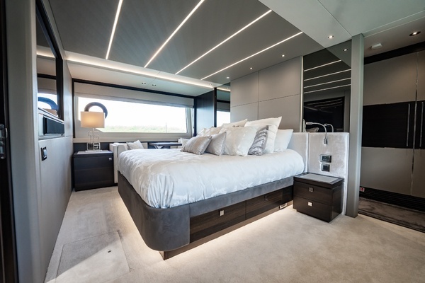 2025 Sunseeker 76