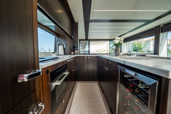 2025 Sunseeker 76