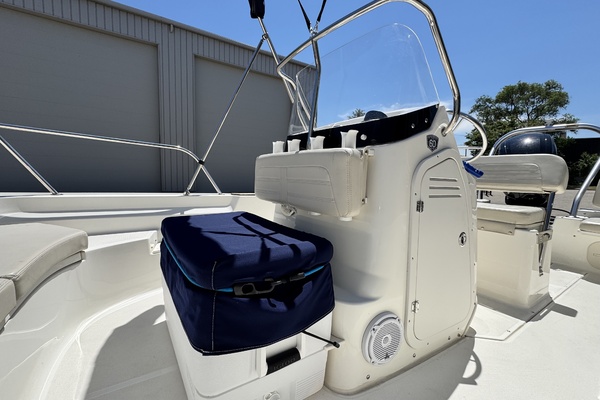17ft Boston Whaler Yacht For Sale