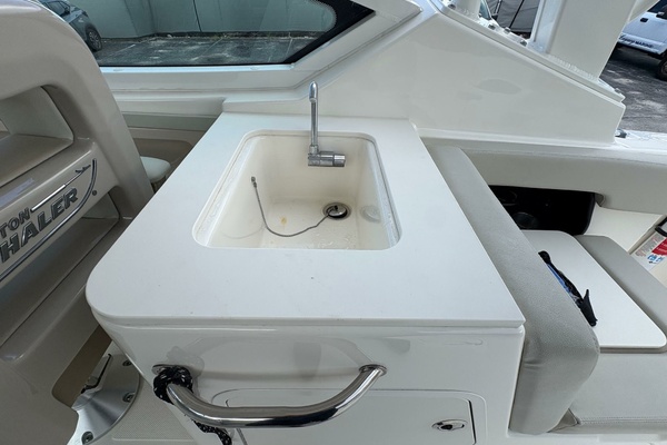 28ft Boston Whaler Yacht For Sale