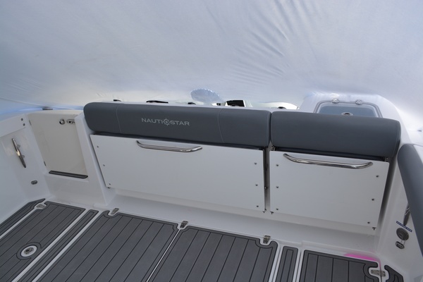 32ft NauticStar Yacht For Sale