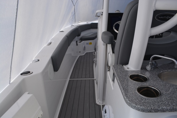 32ft NauticStar Yacht For Sale