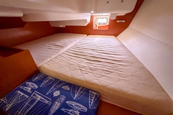 Boat Pour 34ft Beneteau Yacht For Sale