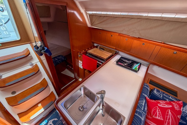 Boat Pour 34ft Beneteau Yacht For Sale