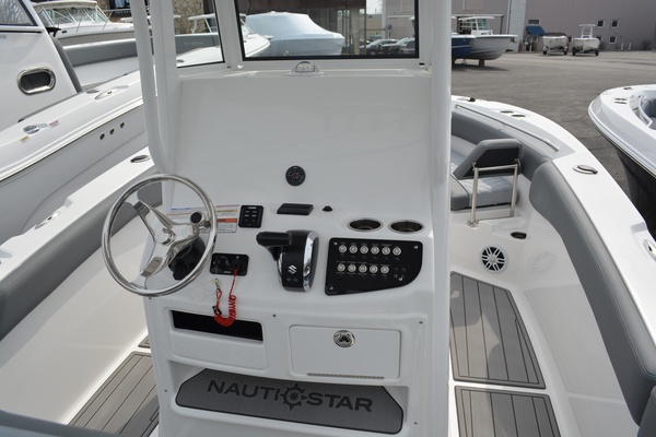 24ft NauticStar Yacht For Sale