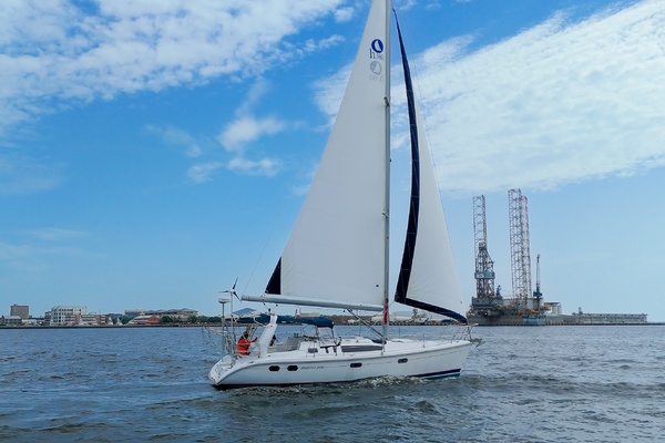 Tenacity 38ft Hunter Yacht For Sale