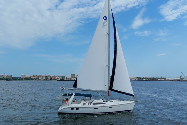 Tenacity 38ft Hunter Yacht For Sale