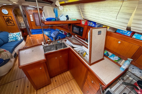 Tenacity 38ft Hunter Yacht For Sale