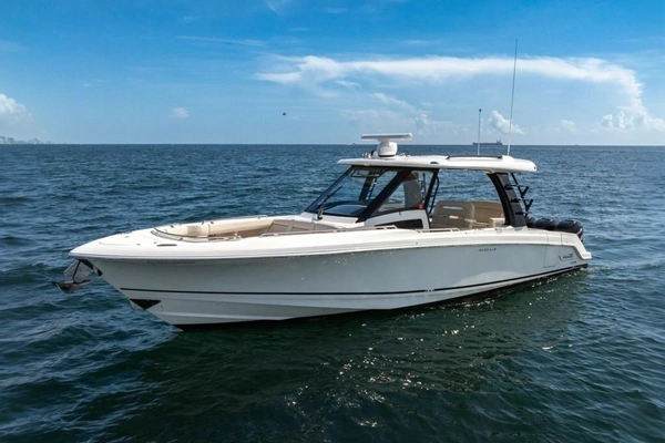 2023 Boston Whaler 350 Realm